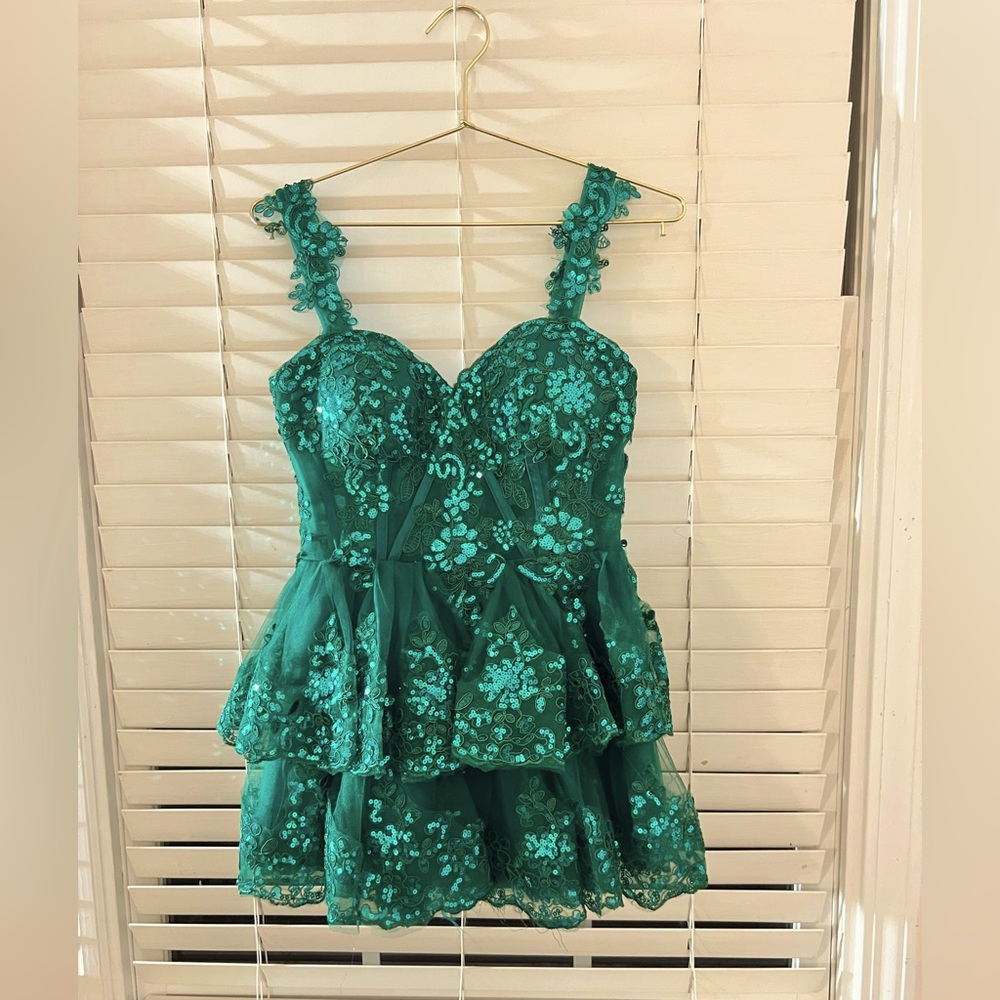 Emerald Green mini Hoco dress. was altered, so mostly fits short girls.